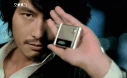 예~~전엔 한국에서도 잘 나갔던 모토롤라의 2003년 휴대폰 광고 영상인데요. 와…. 정우성 배우님 얼굴… 실화 맞죠? 🤩🤩 ⓒ 유튜브 채널 ‘광고고전’