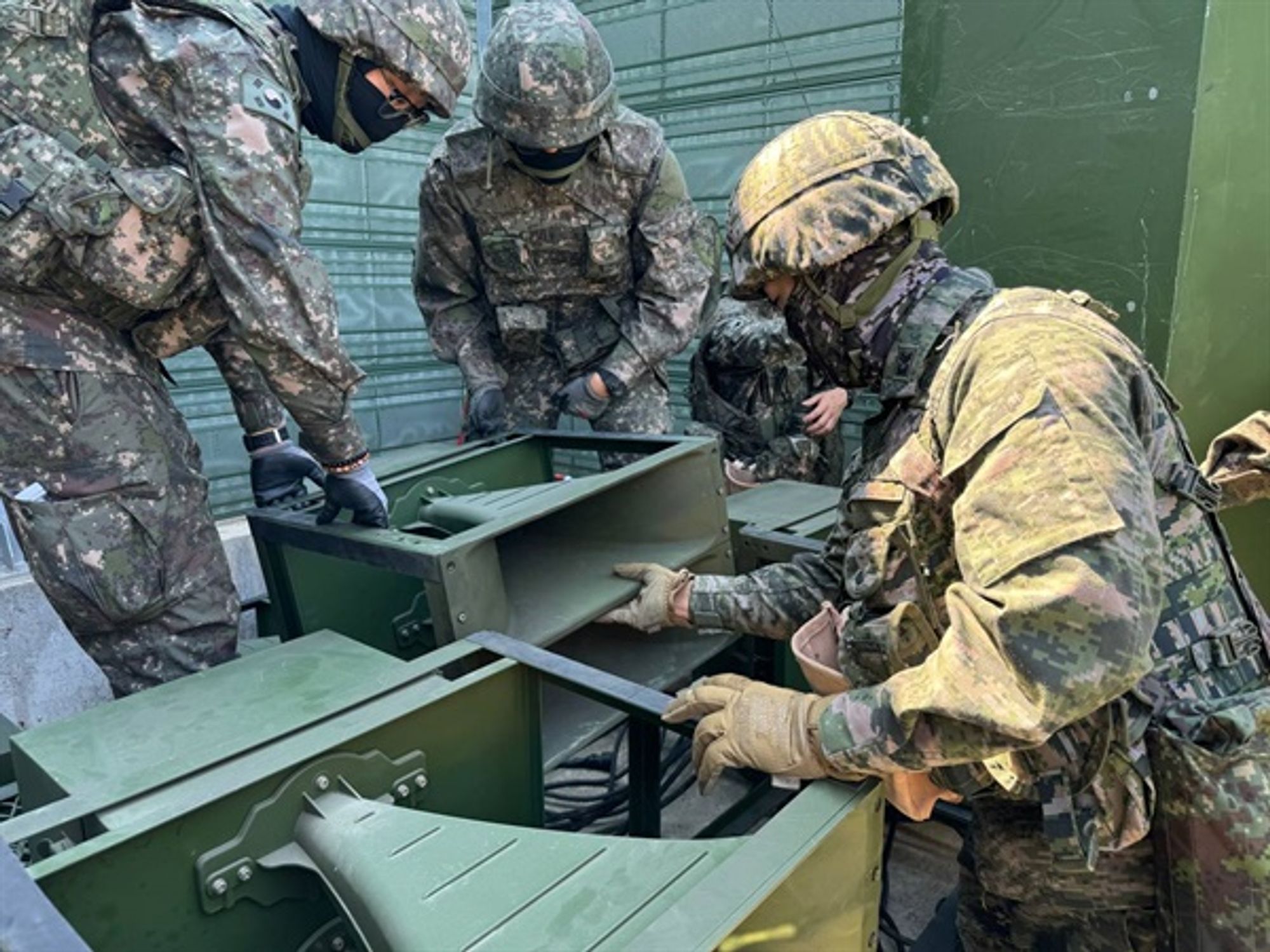 사진은 우리 군이 대북방송 실시 대비 실제 훈련에서 확성기 장비를 점검하고 있는 모습. ⓒ합동참모본부