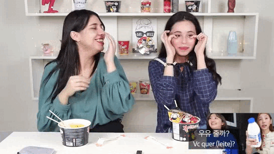 불닭볶음면 먹기 챌린지를 하는 외국인 언니들 ⓒ유튜브 채널 ‘A Coreana Soyeon’