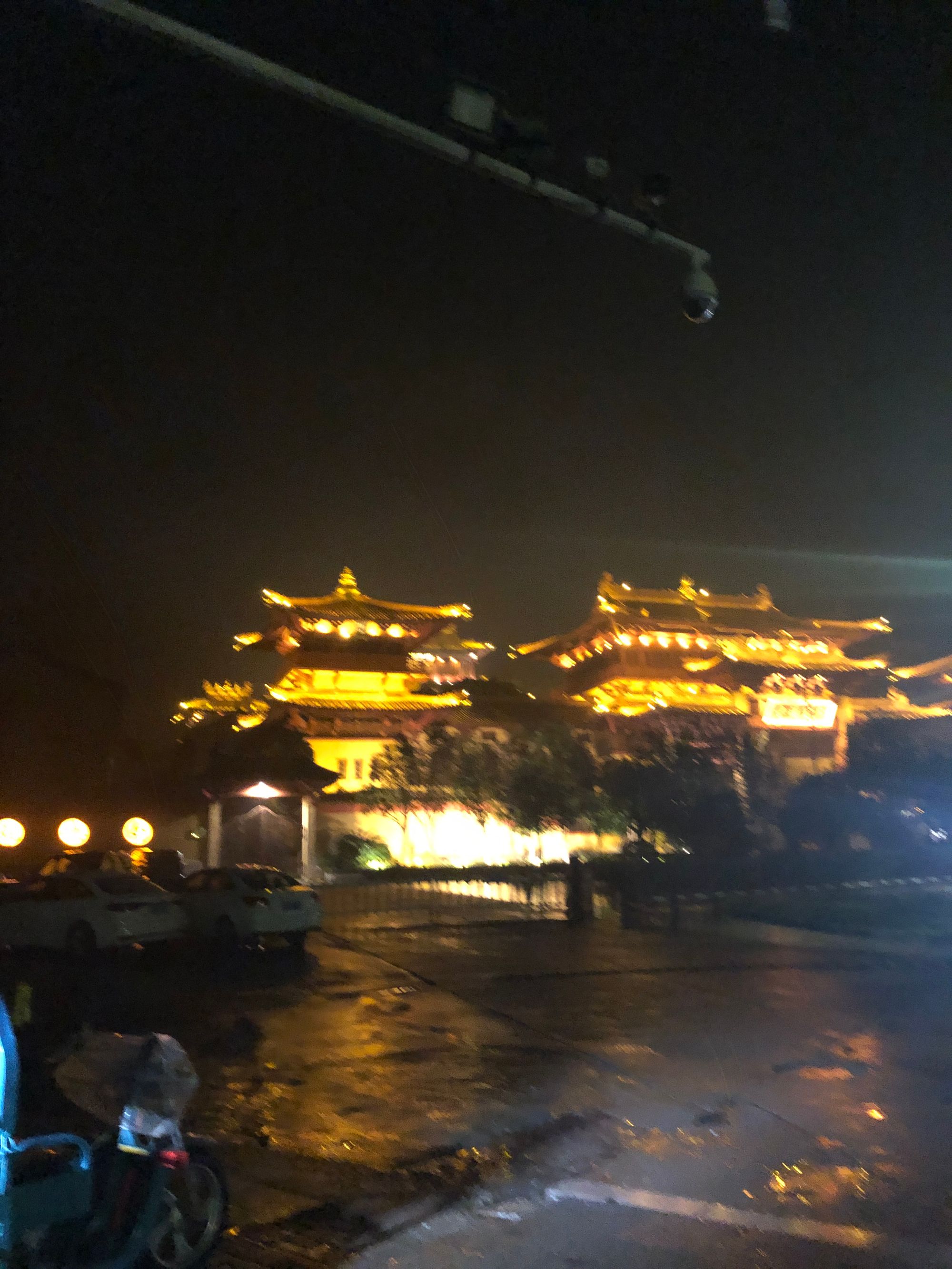 家旁边的寺庙，早上5点雨中拍摄，金碧辉煌