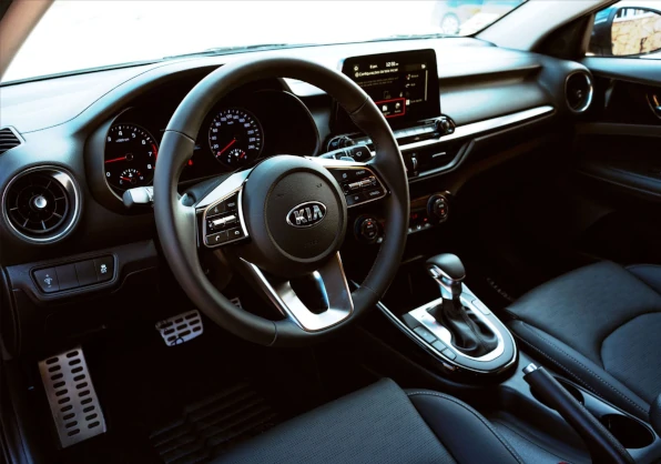 Interior do Kia Cerato tem um ar de esportividade e muito conforto e tecnologia.