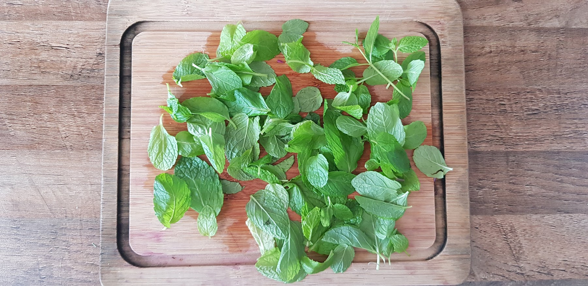 For 1 serving size, 1 cup of mint leaves (about 10g) should be enough (I'm using peppermint here, but could also be spearmint)